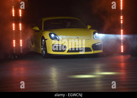 Genève, Suisse. 09Th Mar, 2015. La nouvelle Porsche Cayman GT 4 est présenté à la 85e Salon International de l'Automobile de Genève au parc des expositions Palexpo à Genève, Suisse, 02 mars 2015. Le 85e Salon International de l'Automobile de Genève se déroulera du 05 au 15 mars 2015. Photo : FELIX KAESTLE/dpa/Alamy Live News Banque D'Images