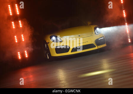 Genève, Suisse. 09Th Mar, 2015. La nouvelle Porsche Cayman GT 4 est présenté à la 85e Salon International de l'Automobile de Genève au parc des expositions Palexpo à Genève, Suisse, 02 mars 2015. Le 85e Salon International de l'Automobile de Genève se déroulera du 05 au 15 mars 2015. Photo : FELIX KAESTLE/dpa/Alamy Live News Banque D'Images