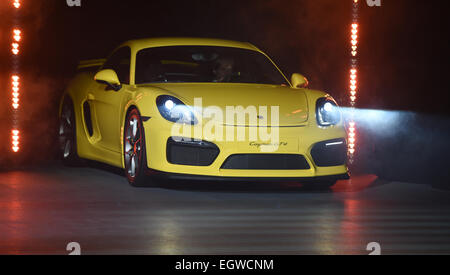 Genève, Suisse. 09Th Mar, 2015. La nouvelle Porsche Cayman GT 4 est présenté à la 85e Salon International de l'Automobile de Genève au parc des expositions Palexpo à Genève, Suisse, 02 mars 2015. Le 85e Salon International de l'Automobile de Genève se déroulera du 05 au 15 mars 2015. Photo : FELIX KAESTLE/dpa/Alamy Live News Banque D'Images