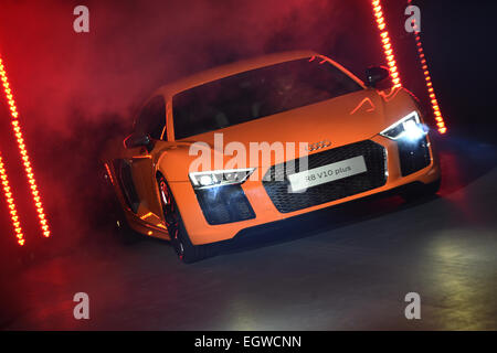 Genève, Suisse. 09Th Mar, 2015. La nouvelle Audi R8 V10 plus est présenté à la 85e Salon International de l'Automobile de Genève au parc des expositions Palexpo à Genève, Suisse, 02 mars 2015. Le 85e Salon International de l'Automobile de Genève se déroulera du 05 au 15 mars 2015. Photo : FELIX KAESTLE/dpa/Alamy Live News Banque D'Images