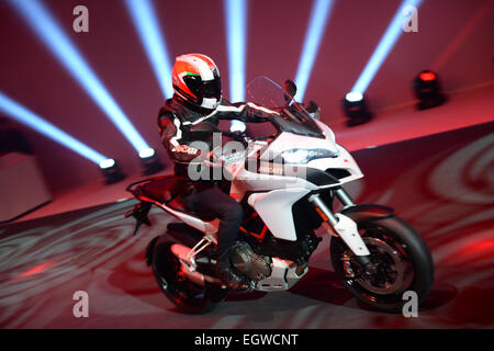 Genève, Suisse. 09Th Mar, 2015. La nouvelle Ducati Multistrada 1200s'est présenté à la 85e Salon International de l'Automobile de Genève au parc des expositions Palexpo à Genève, Suisse, 02 mars 2015. Le 85e Salon International de l'Automobile de Genève se déroulera du 05 au 15 mars 2015. Photo : FELIX KAESTLE/dpa/Alamy Live News Banque D'Images