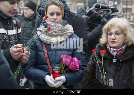 Moscou, Russie. 3e Mar, 2015. Les gens attendent de payer un dernier hommage au chef de l'opposition russe Boris Nemtsov lors d'une cérémonie de deuil, au Musée Sakharov et Centre Public, Moscou, Russie. Crédit : Anna Sergeeva/ZUMA/Alamy Fil Live News Banque D'Images