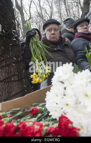 Moscou, Russie. 3e Mar, 2015. Les gens attendent de payer un dernier hommage au chef de l'opposition russe Boris Nemtsov lors d'une cérémonie de deuil, au Musée Sakharov et Centre Public, Moscou, Russie. Crédit : Anna Sergeeva/ZUMA/Alamy Fil Live News Banque D'Images