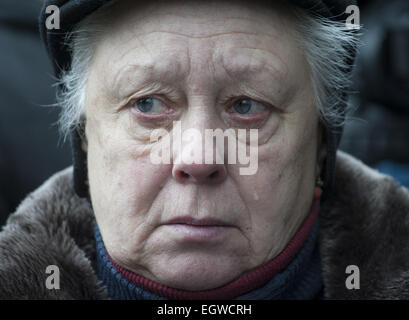 Moscou, Russie. 3e Mar, 2015. Femme attend de payer un dernier hommage au chef de l'opposition russe Boris Nemtsov lors d'une cérémonie de deuil, au Musée Sakharov et Centre Public, Moscou, Russie. Crédit : Anna Sergeeva/ZUMA/Alamy Fil Live News Banque D'Images