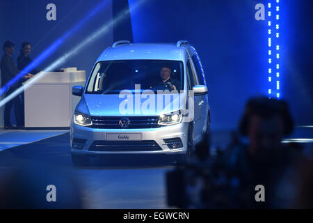 Genève, Suisse. 09Th Mar, 2015. La nouvelle Volkswagen VW Caddy est présenté à la 85e Salon International de l'Automobile de Genève au parc des expositions Palexpo à Genève, Suisse, 02 mars 2015. Le 85e Salon International de l'Automobile de Genève se déroulera du 05 au 15 mars 2015. Photo : FELIX KAESTLE/dpa/Alamy Live News Banque D'Images