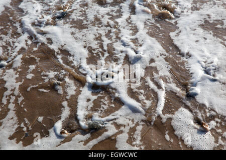 Douces vagues se brisant sur la plage de Ramsgate Kent sur un matin d'hiver. Banque D'Images