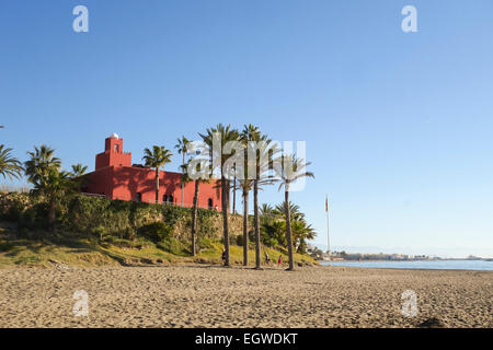 Le Château Bil Bil, bâtiment de style arabe derrière, Benalmadena, Andalousie, Sud de l'Espagne. Banque D'Images