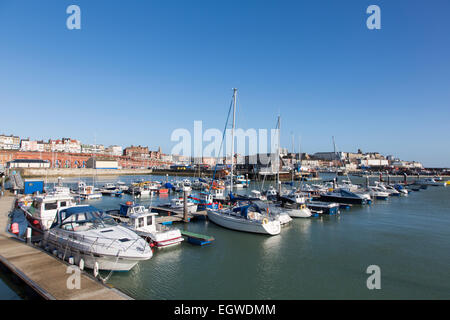 Le port de Ramsgate, Kent sur un matin d'hiver ensoleillé. Banque D'Images