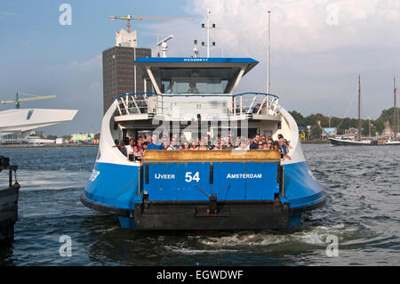 Ferry ( IJveer ) IJ Amsterdam Central Station Portuaire transport transport public voyageant aux Pays-Bas Banque D'Images