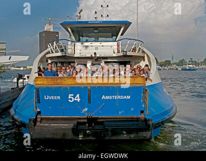 Ferry ( IJveer ) IJ Amsterdam Central Station Portuaire transport transport public voyageant aux Pays-Bas Banque D'Images