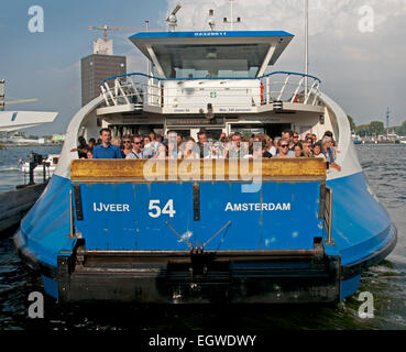 Ferry ( IJveer ) IJ Amsterdam Central Station Portuaire transport transport public voyageant aux Pays-Bas Banque D'Images