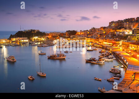 En soirée Mikrolimano marina à Athènes, Grèce. Banque D'Images