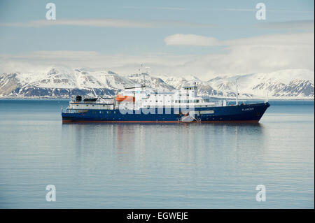 Expéditions d'Oceanwide navire M/V Plancius ancrée. Kongsfjorden, Ny-Ålesund, Spitsbergen, Svalbard Banque D'Images