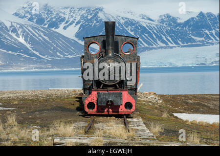 L'ancien train à vapeur utilisés pour l'exploitation minière dans le passé et qui se trouve maintenant près de la rive à Ny-Ålesund, Spitsbergen, Svalbard Banque D'Images