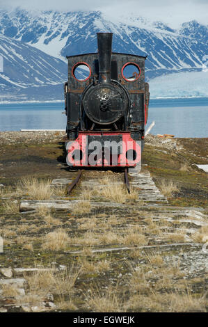 L'ancien train à vapeur utilisés pour l'exploitation minière dans le passé et qui se trouve maintenant près de la rive à Ny-Ålesund, Spitsbergen, Svalbard Banque D'Images