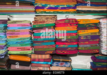 Afficher dans un magasin de tissus de couleurs vives et de matériaux pour saris et costumes locaux, Chennai, Tamil Nadu, Inde du sud Banque D'Images