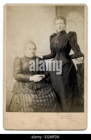 Carte Cabinet victorien studio portrait de deux femmes, probablement mère et fille. Prise vers 1870 par un photographe inconnu. Banque D'Images