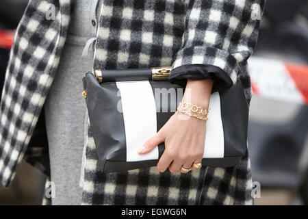 La femme pose pour les photographes avant de sac noir et blanc Emporio Armani show Milan Fashion week, automne-hiver 2015-2016 Banque D'Images