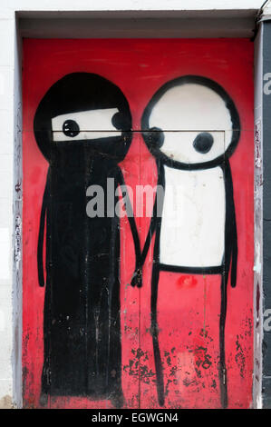 Stik graffiti de un homme tenant la main d'une femme portant une burqa. Banque D'Images