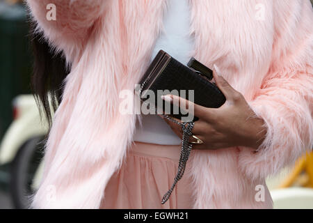 MILAN - 27 février : la femme pose pour les photographes avant d'Emporio Armani show Milan Fashion Week Day 3, Automne/Hiver 2015-2016 Banque D'Images