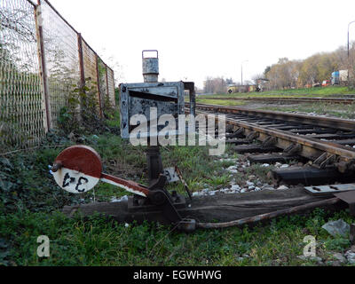 Le passage vers la ligne de chemin de fer est la plante qui est utilisée pour les trains de l'interrupteur de la voie à suivre. Banque D'Images