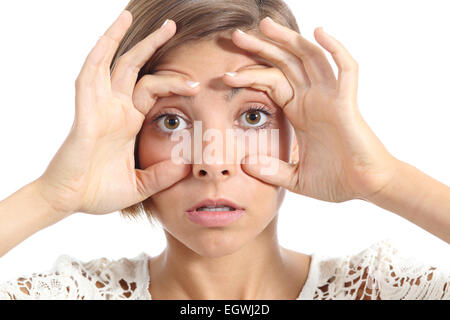 Tired woman ouvrant les yeux avec les doigts isolé sur fond blanc Banque D'Images