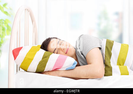 Portrait d'un homme sans souci en couchage double isolé sur fond blanc Banque D'Images