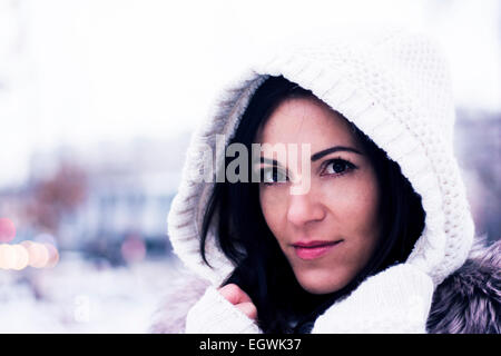 Jolie femme à porter les pulls hood Banque D'Images