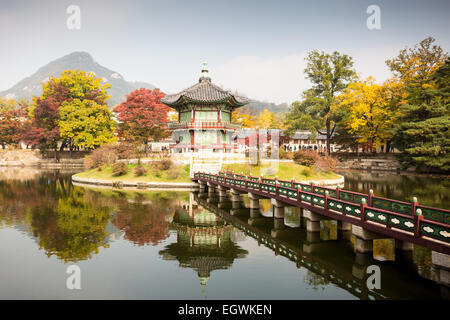 Gyeongbokgung Palace et ses motifs sur une belle journée d'automne à Séoul, Corée du Sud. Banque D'Images