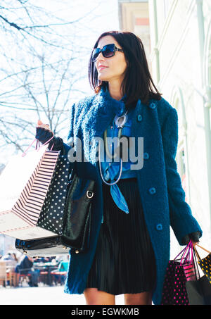 Woman with shopping bags walking down the city center Banque D'Images