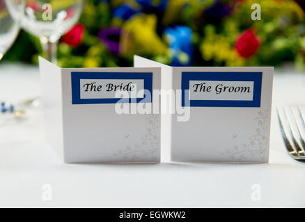 Jeunes mariés cartes nom placé sur la table où ils s'assoient pour le petit-déjeuner de mariage. Banque D'Images