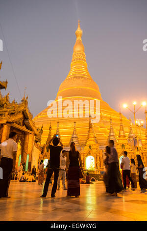 La Pagode Shwedagon stupa principal dôme dôme or monument bouddhiste le bouddhisme site sainte religion religieux yangon myamnar, Rangoon, Banque D'Images