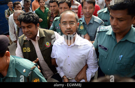 (150303) -- Paris, 3 mars 2015 (Xinhua) -- Farabi nouvelutilisateur (C, à l'avant), le principal suspect dans une affaire de meurtre de l'écrivain blogger Avijit Roy, arrive à un tribunal d'appel dans la région de Dhaka, Bangladesh, le 3 mars 2015. Anti-criminalité bangladais force d'élite du bataillon d'action rapide (RAB) a arrêté le principal suspect de la connexion avec le meurtre de l'écrivain blogger Avijit Roy, un communiqué de presse de la RAB a déclaré lundi. (Xinhua/Shariful Islam) Banque D'Images