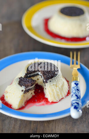 Mini Cheesecakes avec biscuit et framboises Banque D'Images