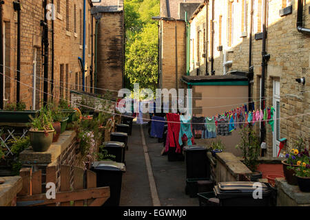 Sur une corde à linge à laver, dans une ruelle, dos à dos des maisons mitoyennes, Hebden Bridge, West Yorkshire, England, UK Banque D'Images