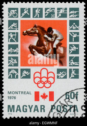 Hongrie - circa 1976 : timbres en Hongrie, montre l'emblème olympique de Montréal, Pavillon canadien, Equestrian, vers 1976 Banque D'Images