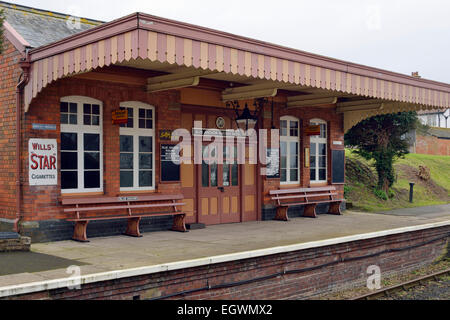 Vieux bâtiments de la station, maintenant Blue Anchor du chemin de fer de West Somerset Railway Banque D'Images