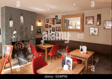 Photos d'intérieur d'un quartier branché, la hanche brighton angleterre pub avec beaucoup d'objets éclectiques sur les murs, montrant de la nature amusant Banque D'Images