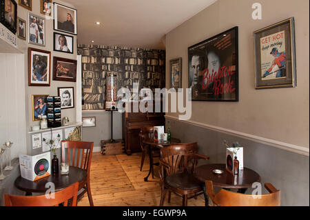 Photos d'intérieur d'un quartier branché, la hanche brighton angleterre pub avec beaucoup d'objets éclectiques sur les murs, montrant de la nature amusant Banque D'Images