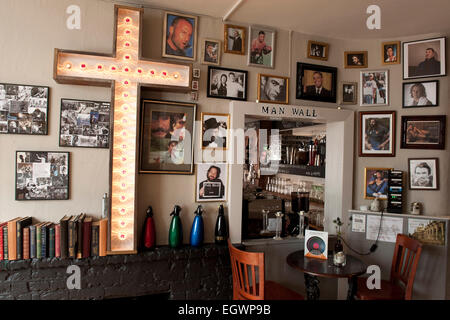 Photos d'intérieur d'un quartier branché, la hanche brighton angleterre pub avec beaucoup d'objets éclectiques sur les murs, montrant de la nature amusant Banque D'Images