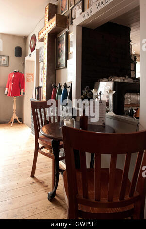 Photos d'intérieur d'un quartier branché, la hanche brighton angleterre pub avec beaucoup d'objets éclectiques sur les murs, montrant de la nature amusant Banque D'Images