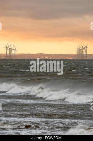 Coucher de soleil sur le parc éolien au large de Sawai madhopur, Redcar and Cleveland, avec des vagues et vaporiser sur une froide journée d'hiver. Banque D'Images