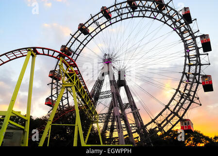 Le Prater est un grand parc public à Vienne. Le parc d'attractions Wurstelprater, souvent appelé simplement "Prater", se dresse dans un angle de la Wiener Prater et inclut la Wiener Riesenrad 'wheel' géant viennois. Riesenrad, est un 64,75-mètres (212 pieds) de hauteur à l'entrée Grande Roue du Prater. . C'est l'une des attractions touristiques les plus populaires, et symbolise le district ainsi que la ville pour de nombreuses personnes. Construit en 1897 par l'ingénieur anglais Le Lieutenant Walter Bassett Bassett, c'était le plus haut du monde Grande roue existante à partir de 1920 jusqu'en 1985. Banque D'Images