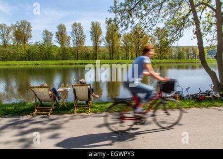 Rivière Ruhr, piste cyclable et de café, chaises, plus humides, l'Allemagne, Banque D'Images