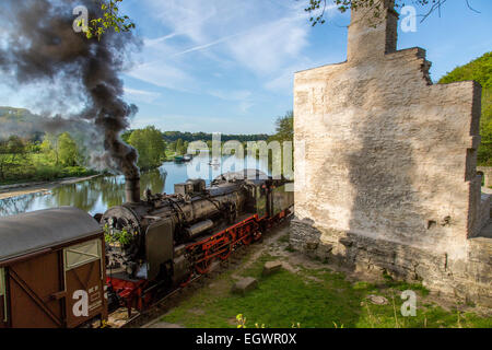 Rivière Ruhr, ruine de château Hardenstein, Witten, Allemagne, train à vapeur historique, l'ancien chemin de fer minier, Banque D'Images