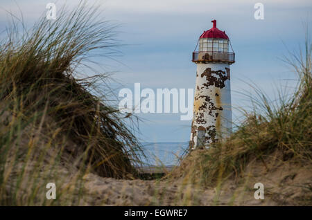 Une tendance phare vu à travers une lacune dans les dunes de sable. Banque D'Images