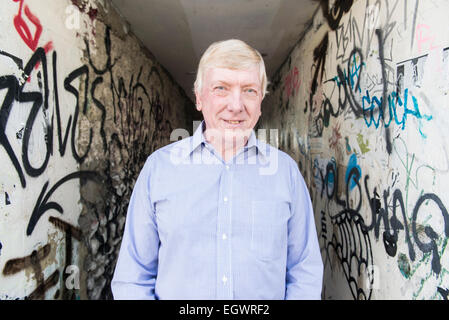 Un senior, homme d'affaires à la retraite pose devant sa voiture classique, murs, escalier et urbain autour de la ville, dans une chemise ouverte Banque D'Images