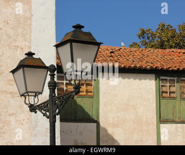 Vilaflor. Vieille fonte lampadaire et tenerife cottage Banque D'Images