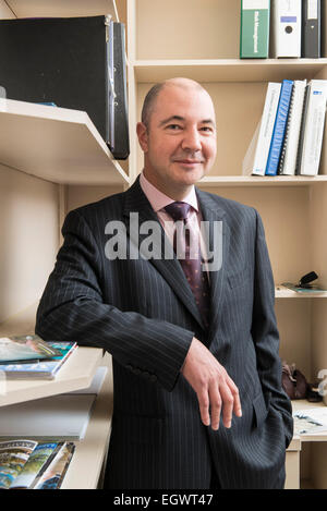 Un homme d'affaires professionnel manager dans son habit d'affaires se trouve dans son petit bureau de l'an english country house hotel Banque D'Images