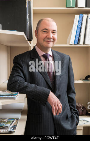 Un homme d'affaires professionnel manager dans son habit d'affaires se trouve dans son petit bureau de l'an english country house hotel Banque D'Images